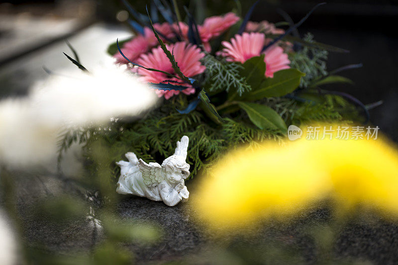 坟墓上有天使和鲜花