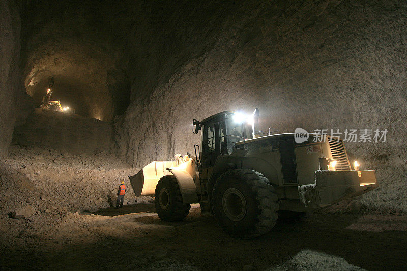 在矿井地下工作的挖掘机