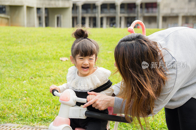 妈妈和小女孩在公园里玩