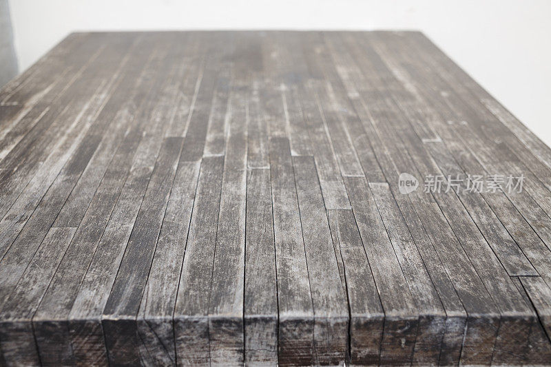 木材纹理的背景。松木野餐桌。饱经风霜的木头。