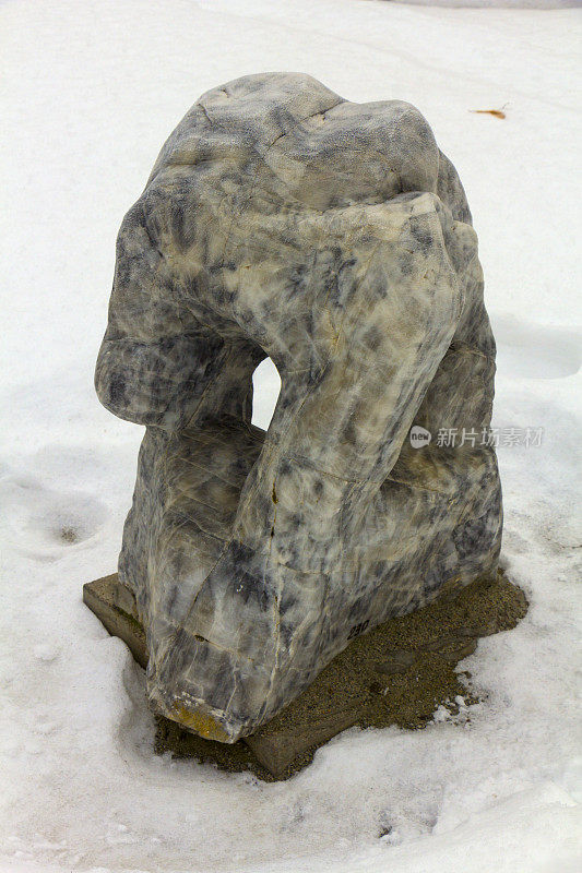 园林中大块的大理石巨石，用石材作草坪装饰