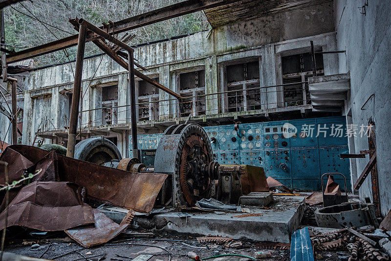 废弃的水力发电站。机器上生锈的发电机。拆除屋顶。加格拉,阿布哈兹