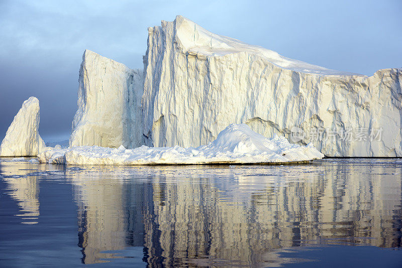 在北冰洋，格陵兰岛的巨大冰山