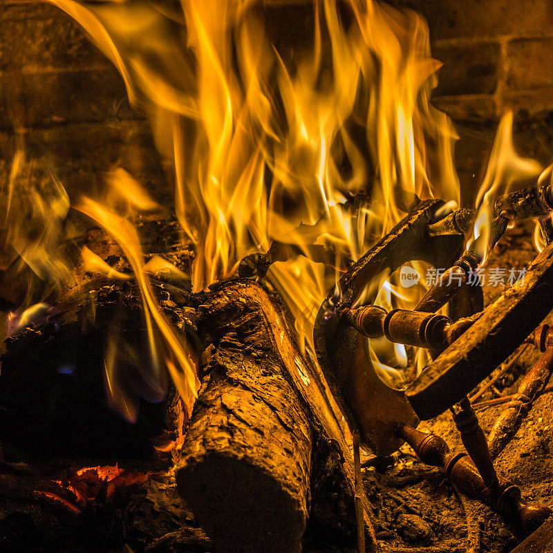 壁炉里燃烧着柴火和一把小木椅