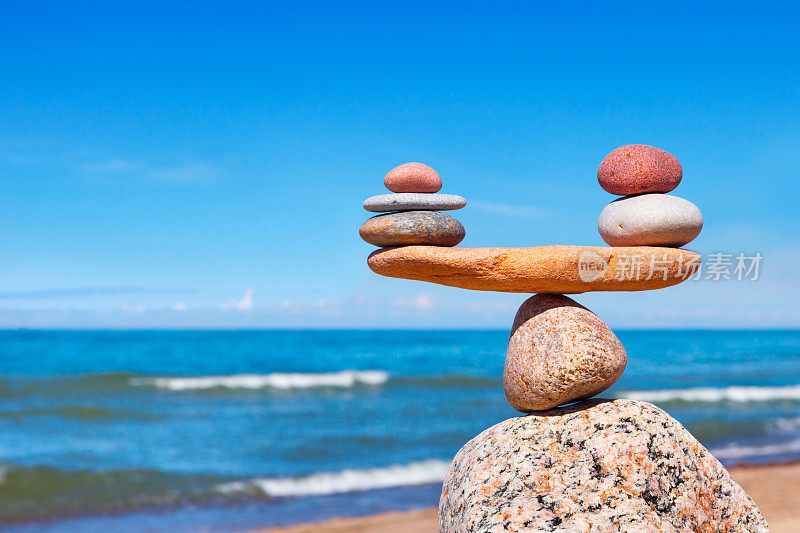 和谐与平衡的概念。用石头抵住海水。
