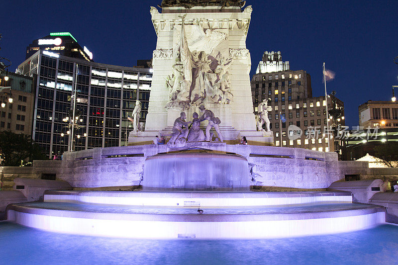晚上的喷泉，圣徒和水手纪念碑，印第安纳波利斯，美国印第安纳州