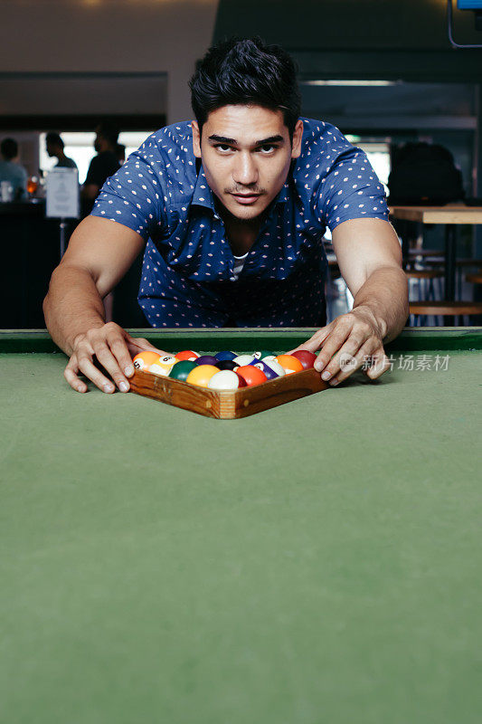 在澳大利亚的一家酒吧里，一名年轻人正在为一场比利亚扑克游戏做准备