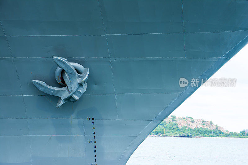 战列舰锚与海洋背景。军舰锚