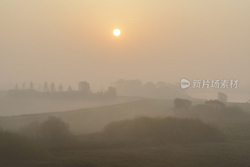 在一个美丽的秋天早晨，日出在IJssel河