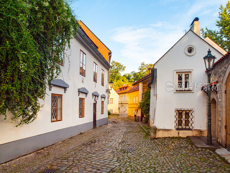 捷克共和国，布拉格，赫拉德卡尼区，古老的中世纪狭窄的鹅卵石街道和古老的小房子