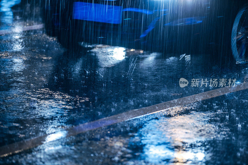 汽车在雨中驾驶在潮湿的道路上带着前灯