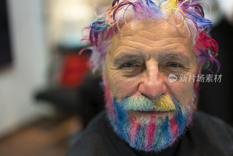 老人的肖像与彩虹色的听到和胡子微笑