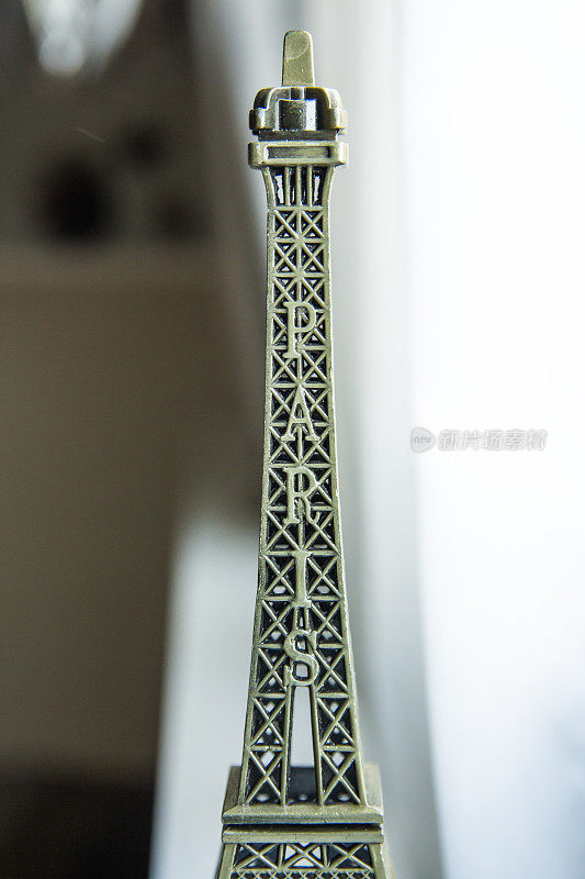 艾菲尔铁塔模型与白色窗帘