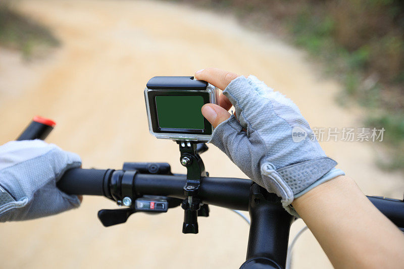 自行车手设置的行动相机安装在山地车