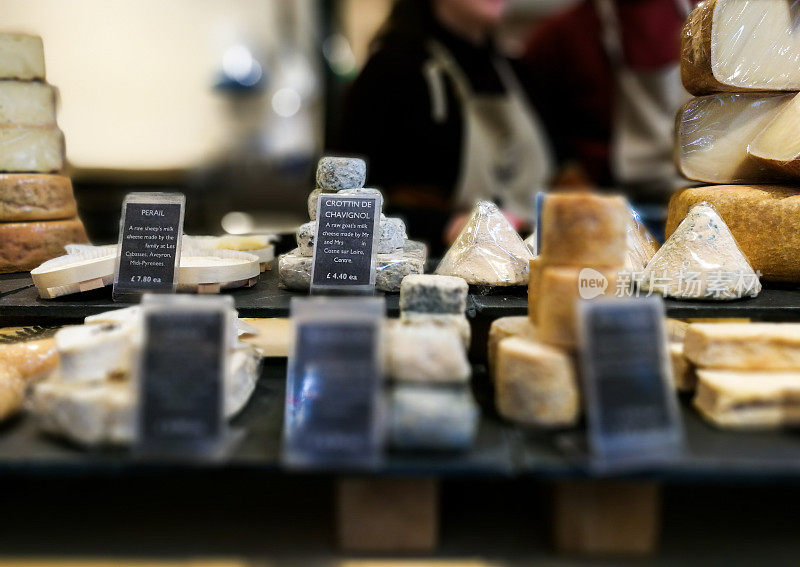 英国伦敦博罗市场展出大量的卡门贝尔奶酪、布里干酪和其他奶酪