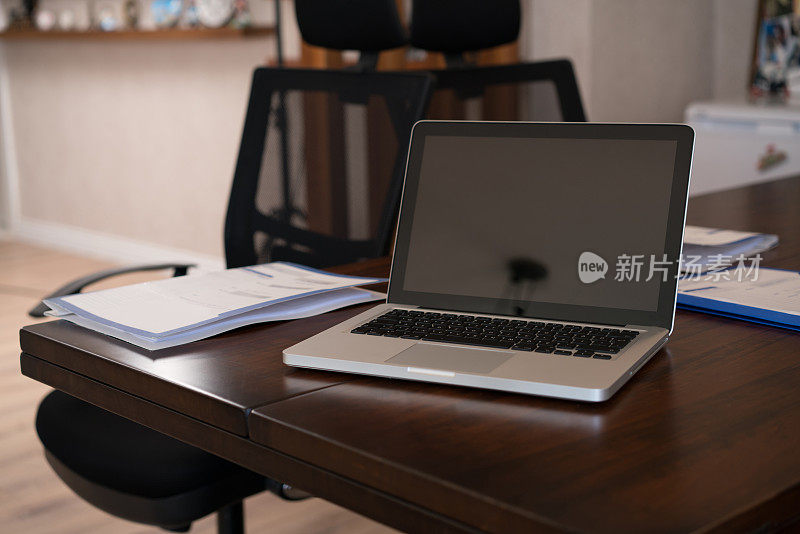 空办公桌上的笔记本电脑