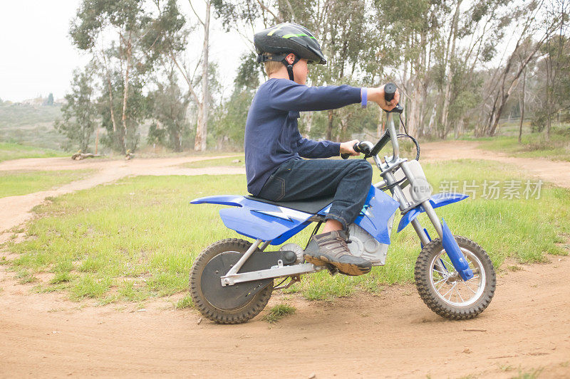 骑电动摩托车的小男孩
