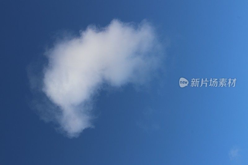 近距离观看，蓝色天空中蓬松的白云的完整画面