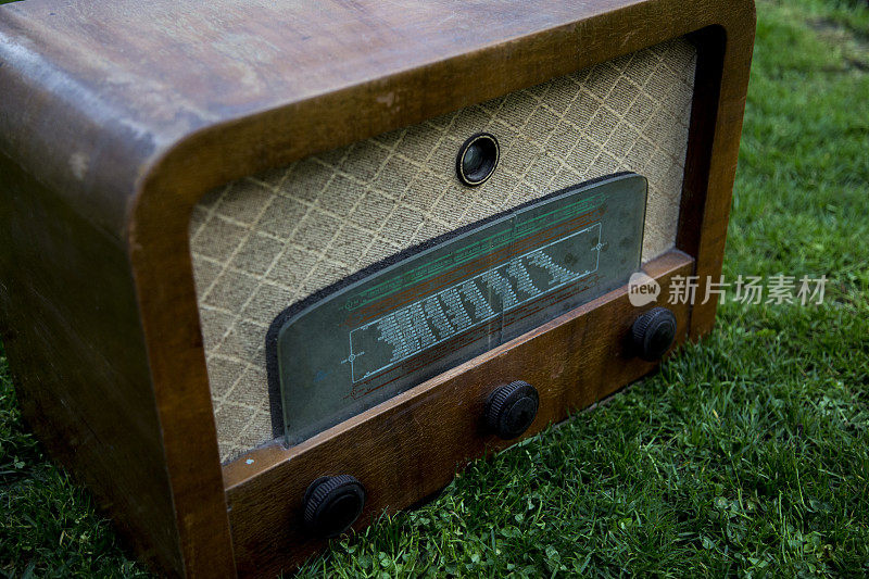 老式木质收音机