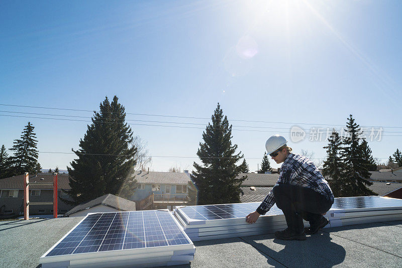 女建筑工人正在安装太阳能电池板