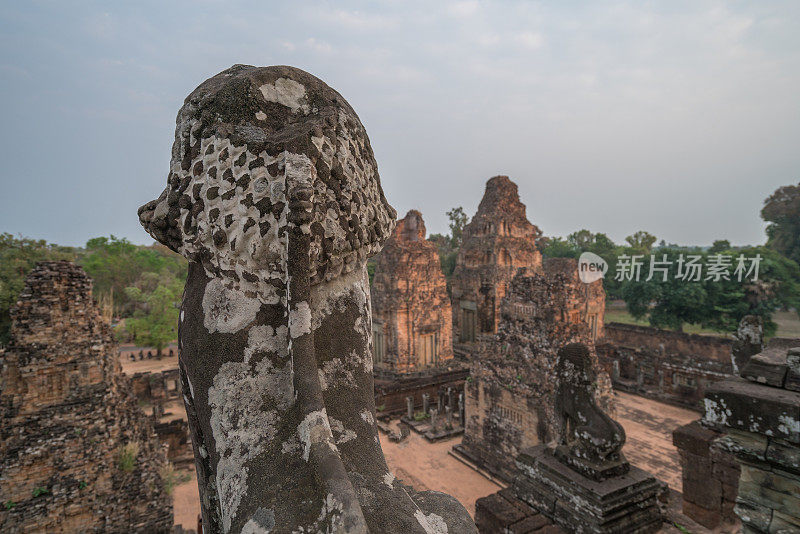 从柬埔寨吴哥窟古庙眺望