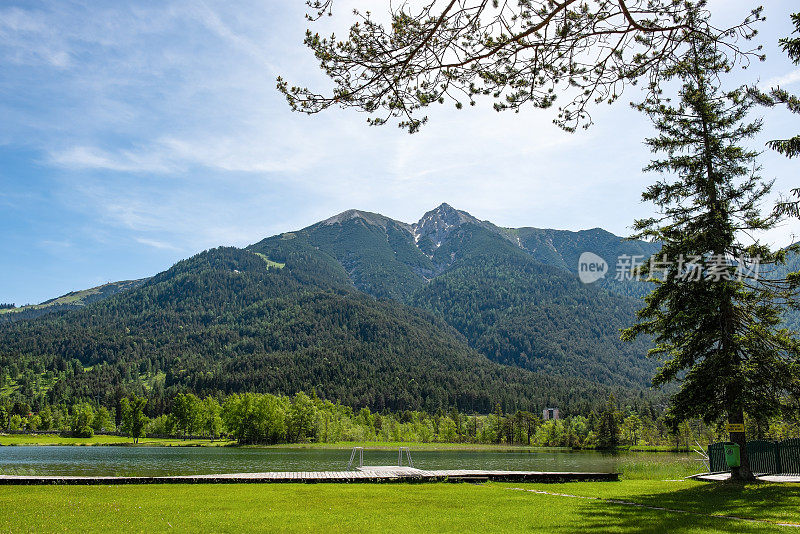 环绕奥地利阿尔卑斯山野湖的群山