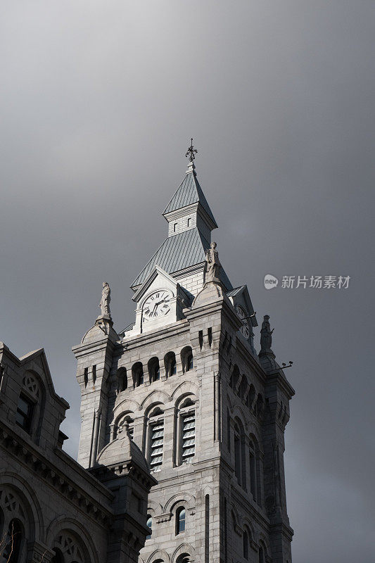 美国纽约州布法罗的伊利县城市职员办公室的钟楼。单色。仰望纽约州布法罗县书记办公室的钟楼。19世纪。