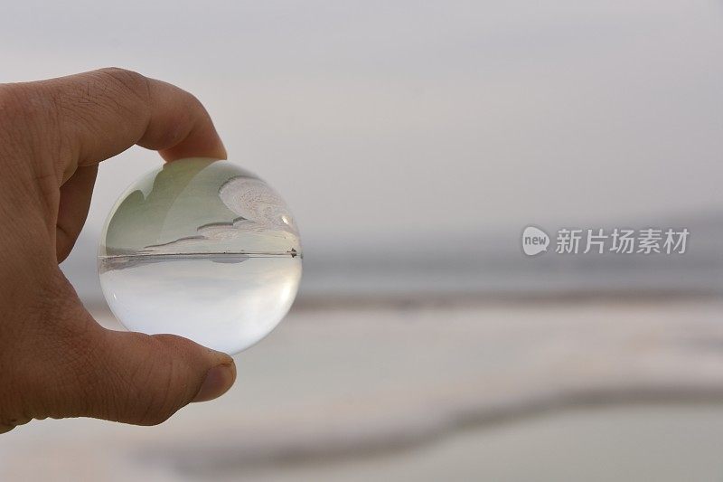 透过水晶球穿过死海