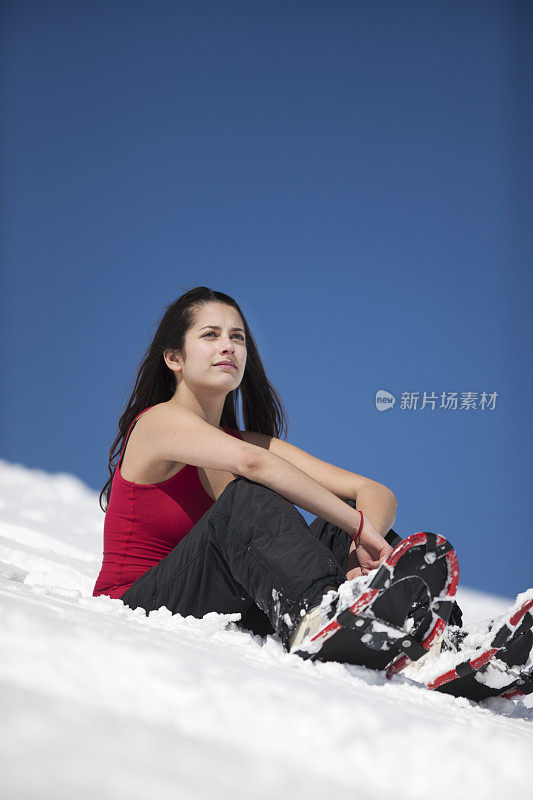 穿着雪鞋的年轻女孩