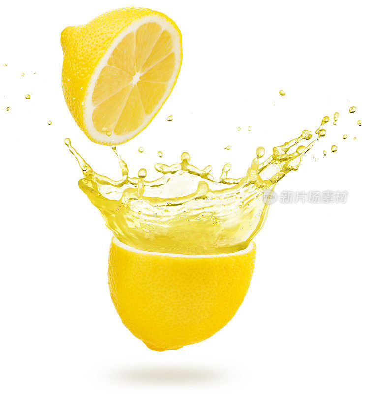 黄色的汁从柠檬里喷溅出来