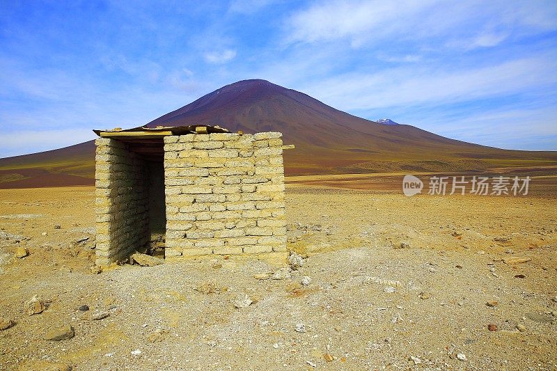 孤独的废弃小屋避难所在玻利维亚安第斯高原在日出和火山附近的乌尤尼，田园般的阿塔卡马沙漠，积雪覆盖的火山草原puna景观全景-波托西地区，玻利维亚安第斯，智利，Bolívia和阿根廷边境