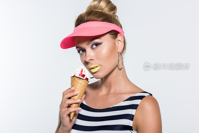 吃冰淇淋的时髦女人