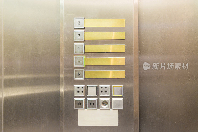 电梯厢内，有控制按钮
