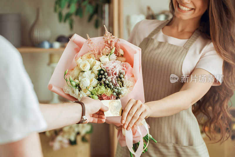 年轻女子花商的职业与花