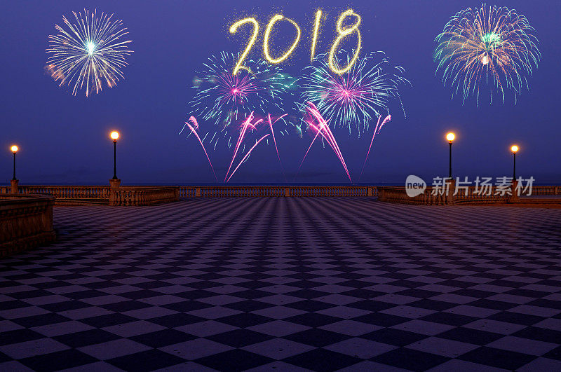 海边阳台上的2018年新年烟花