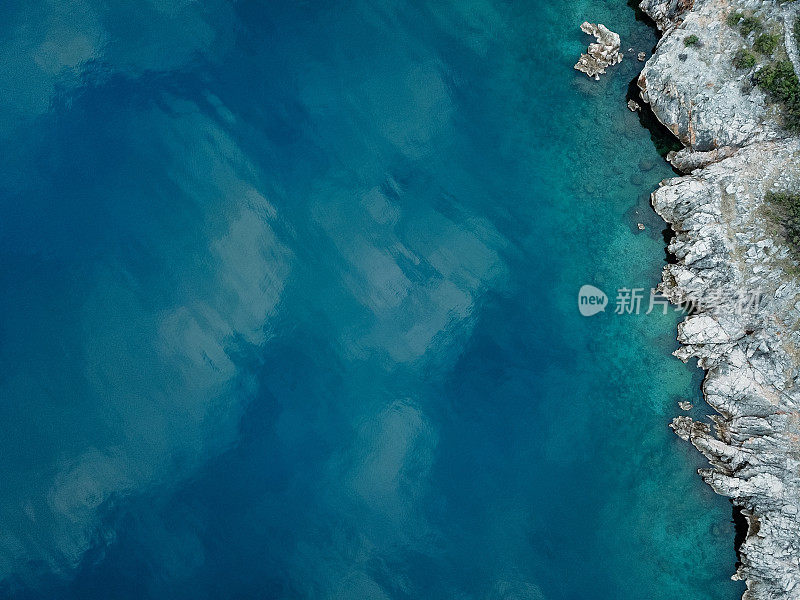 从上面的岩石海岸线复制空间