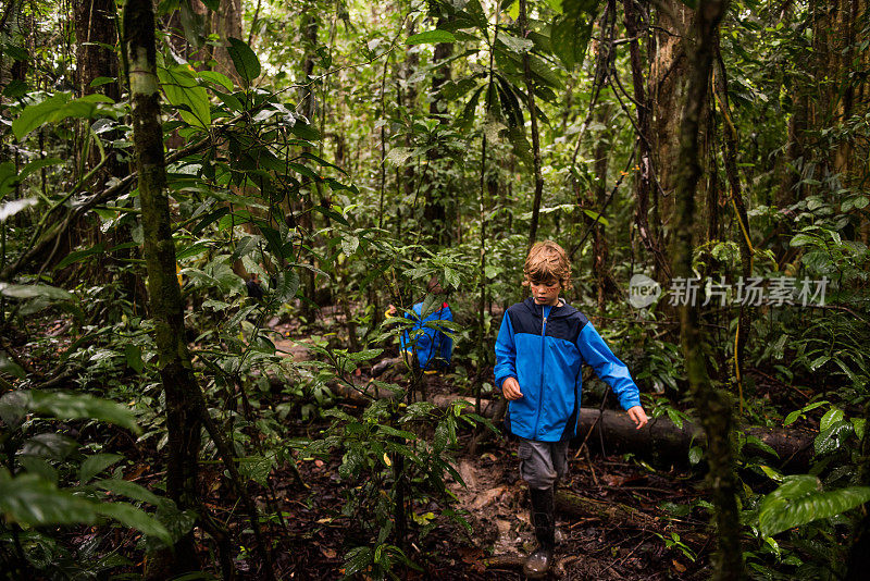 孩子们在亚马逊丛林徒步旅行