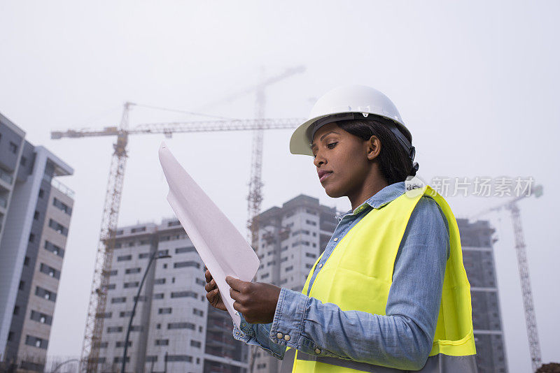 一个建筑工地的非洲女工程师。