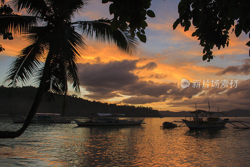 纳潘海滩的日落。巴拉望岛。菲律宾。