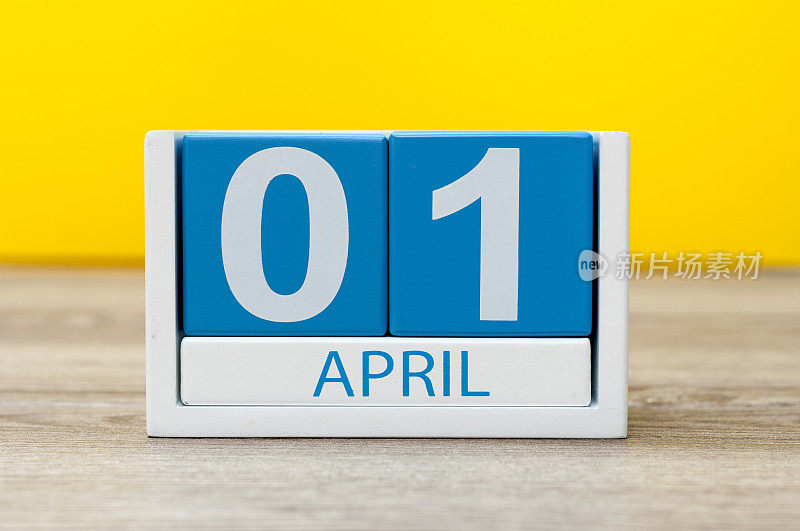 4月1日。4月1日，日历以黄色为背景。春天，复活节和愚人节