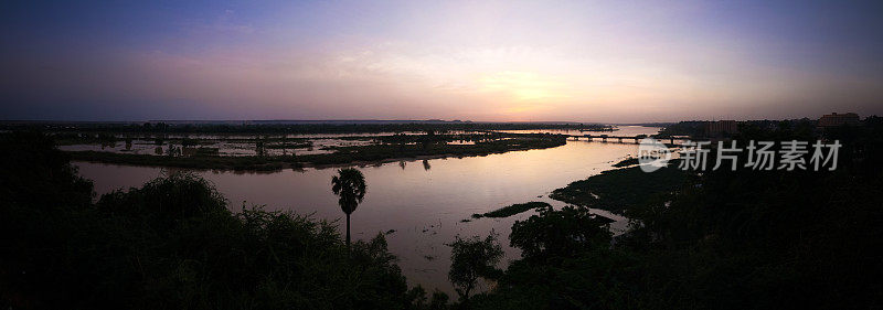 鸟瞰尼日尔河在尼亚美日落尼日尔