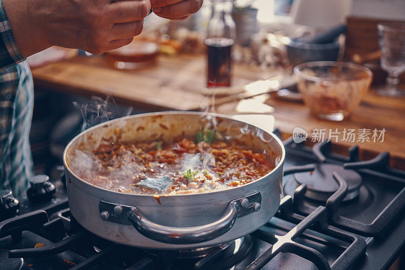 准备自制肉酱面