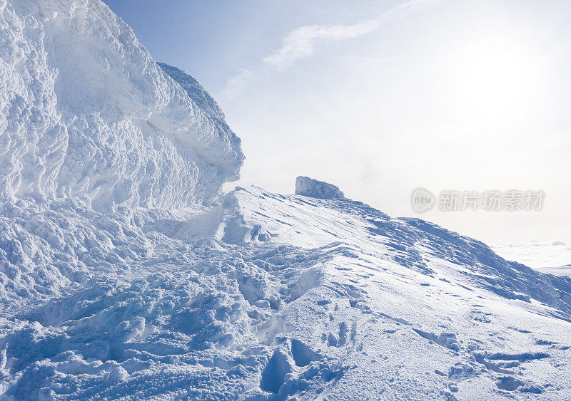 喀尔巴阡山脉山上的雪堆