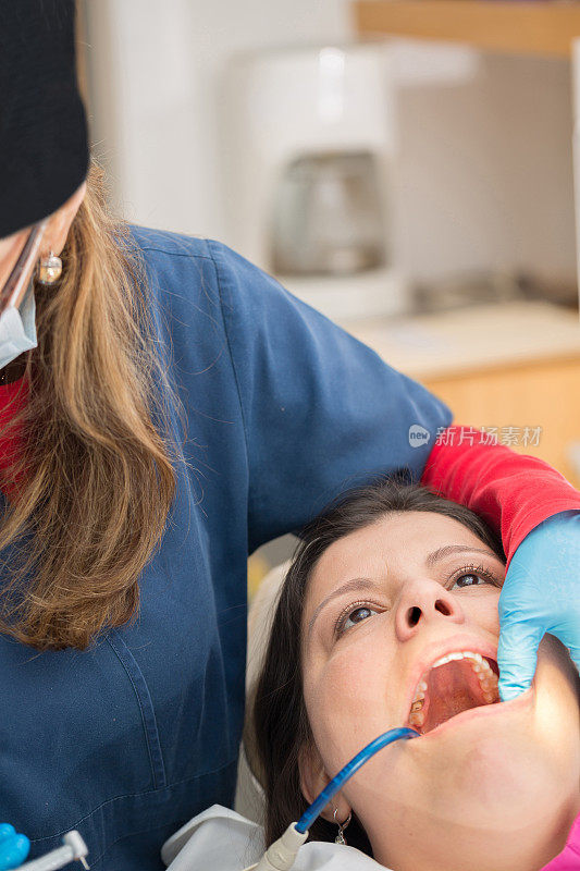 牙科医生为病人工作
