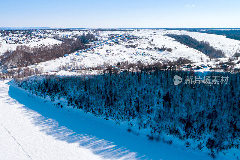 白雪覆盖的伏尔加。鸟瞰图河滨在阳光明媚的冬日