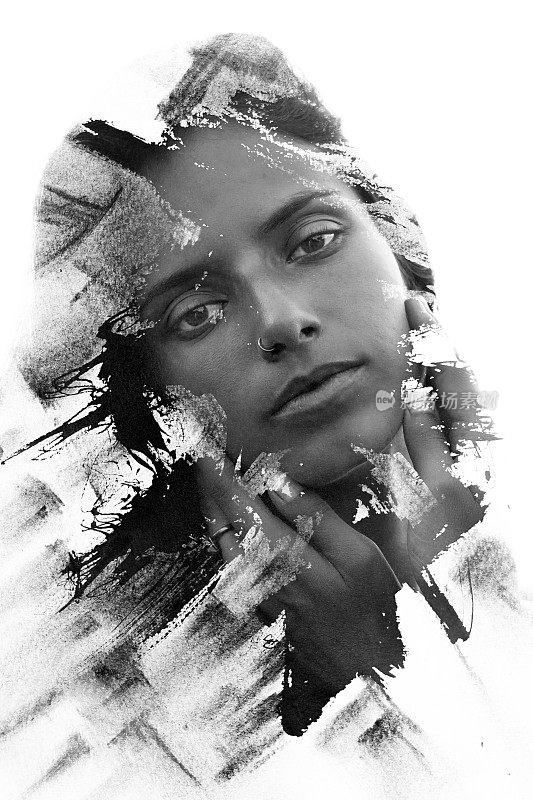 Paintography。双曝光肖像一个诱人的民族妇女的侧面结合手绘水墨画使用独特的技术创造。黑色和白色