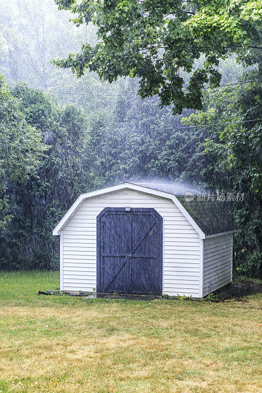 大雨暴雨溅在后院花园棚子屋顶上