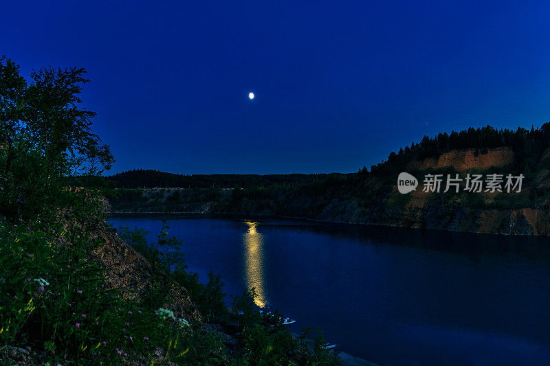 夏日夜晚，山中湖上的月亮
