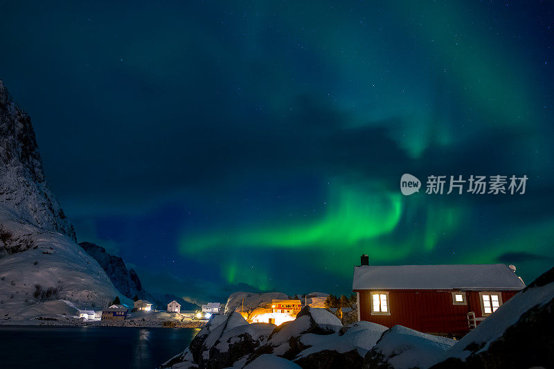 挪威村庄的北极光