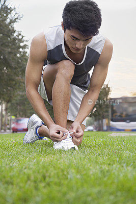 中国男人跪着系鞋带